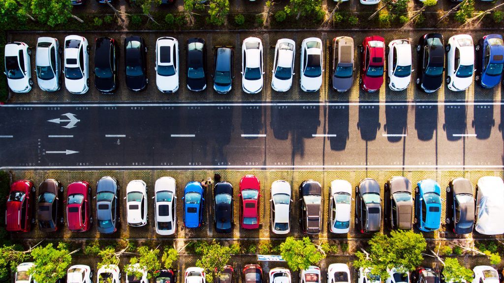 W jakich porach dnia parking przy lotnisku Chopina jest najbardziej zapełniony?