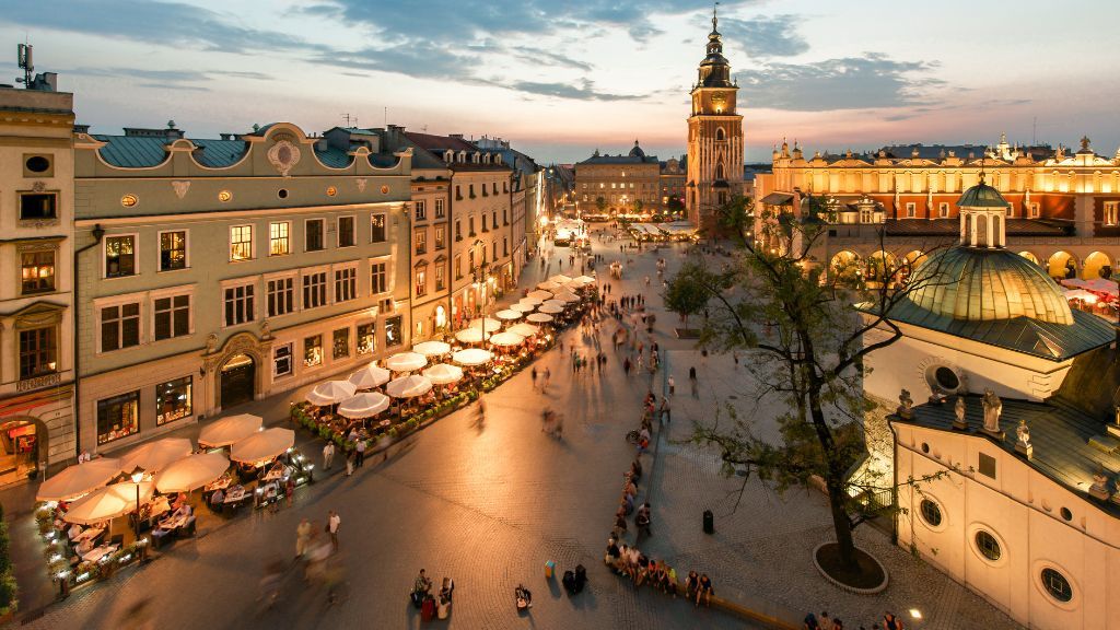 Jak daleko od terminala znajduje się najbliższy parking na lotnisku w Krakowie?