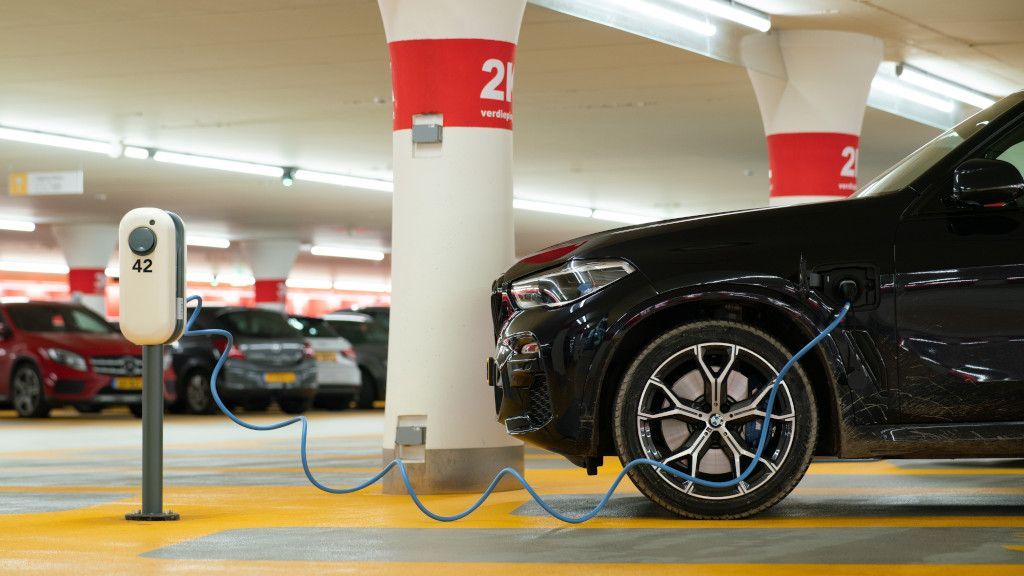 Stacje ładowania pojazdów elektrycznych na parkingach lotniskowych