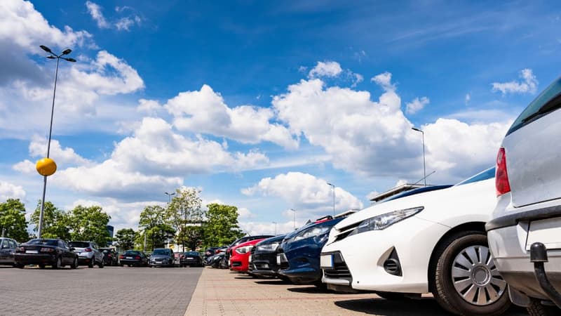 Czym się różni parking od miejsc postojowych?