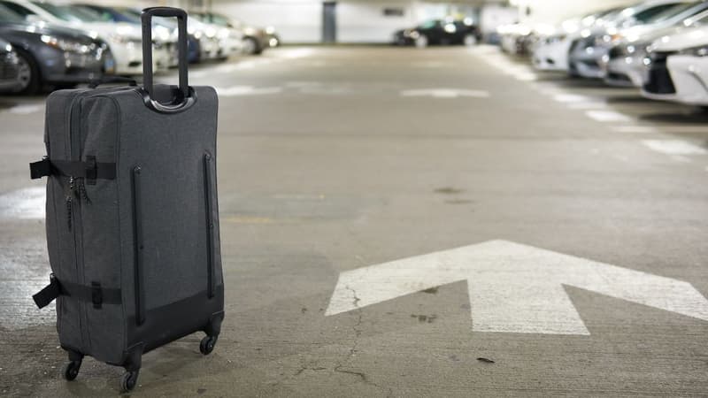 Auto elektryczne na parkingu przy lotnisku - ładowanie i bezpieczny postój EV