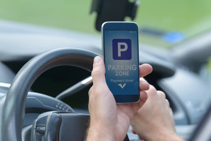 Czy siedząc w aucie trzeba płacić za parking?