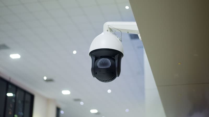 Jak działają systemy monitoringu na parkingach przy lotniskach?