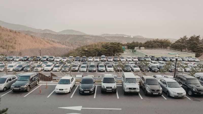 Jak zaplanować dojazd na parking przy lotnisku w godzinach szczytu? Poradnik krok po kroku