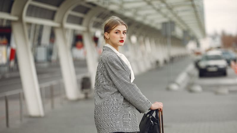 Czego nie wolno zostawiać w aucie na parkingu lotniskowym? - Praktyczny przewodnik