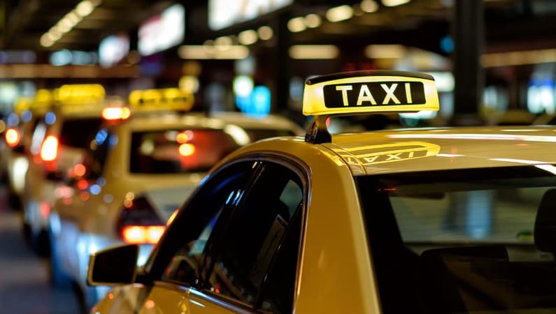 Ile kosztuje taxi z lotniska Chopina na dworzec Zachodni/Centralny?