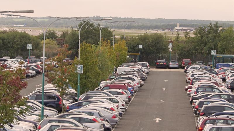 Jakie są różnice między parkingiem strzeżonym a niestrzeżonym przy lotnisku?