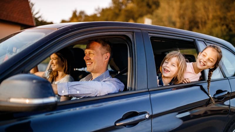 Podróż z dzieckiem - Jak zorganizować parking i transfer na lotnisko bez stresu?