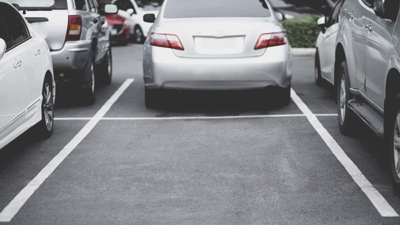 Jak przygotować auto na dłuższy postój na parkingu lotniskowym? - Kilka wskazówek