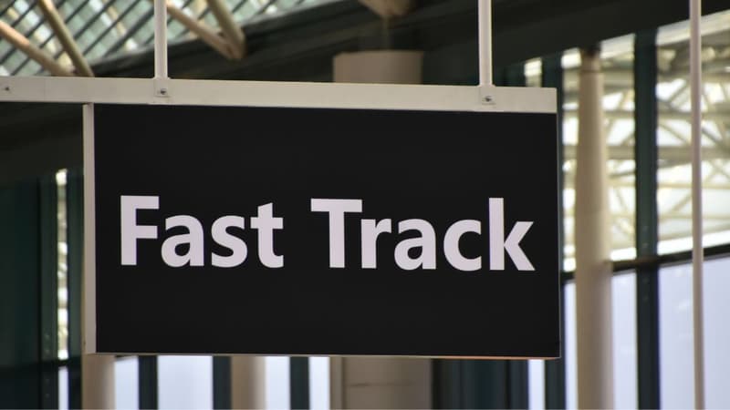 Ile kosztuje Fast Track na Lotnisku Chopina? Ceny i zasady