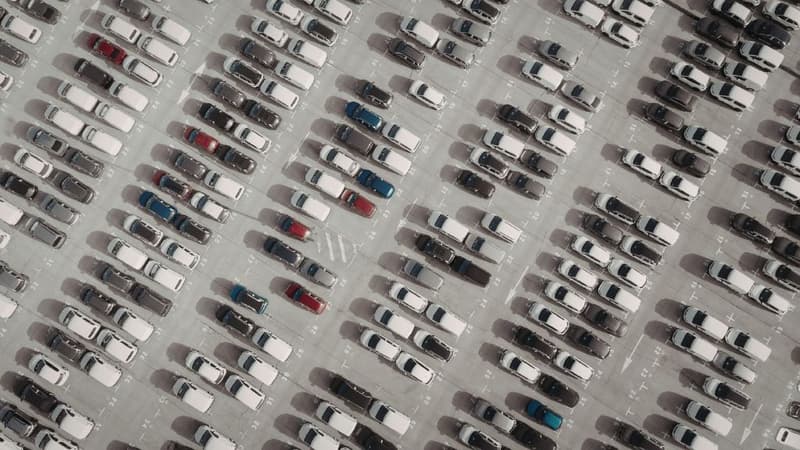 Jak korzystać z parkingu przy lotnisku w nocy i nad ranem? Praktyczny poradnik
