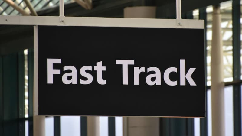 Czy Fast Track na lotnisku Balice Kraków jest dostępny dla wszystkich? Sprawdź, kto może skorzystać z szybkiej ścieżki odprawy