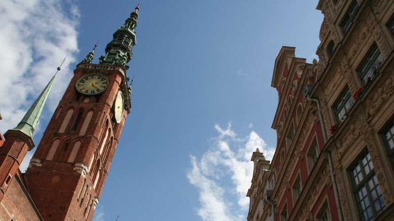 Czy lotnisko Gdańsk jest otwarte w nocy?