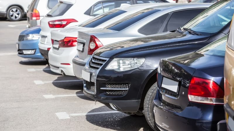 Czy auto jest ubezpieczone na parkingu? Pełna analiza OC, AC i odpowiedzialności operatora.