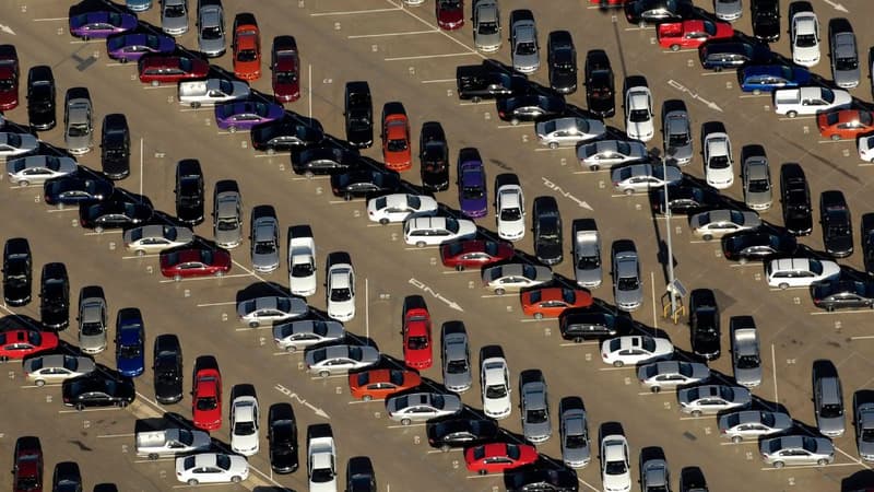 Czy opłaca się rezerwować miejsce na parkingu lotniskowym z wyprzedzeniem?