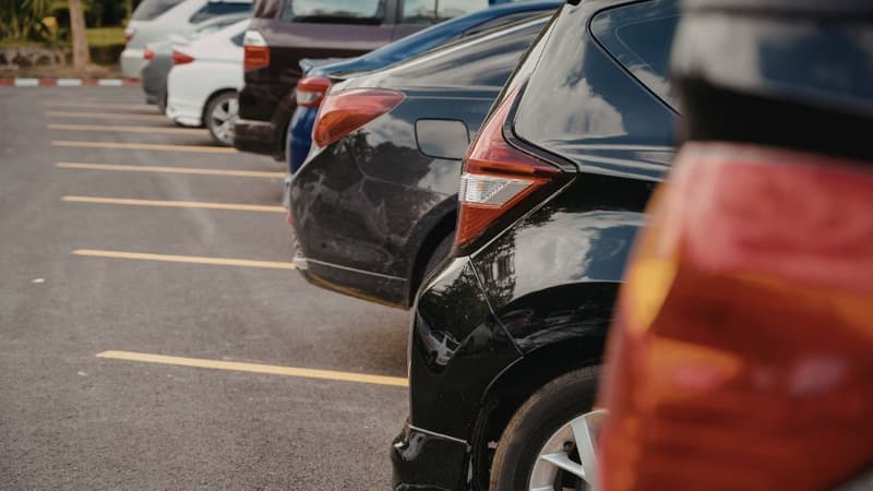 Parking przy lotnisku a zostawienie auta na ulicy - Porównanie ryzyk i kosztów