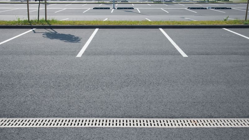 Kiedy najlepiej rezerwować parking przy lotnisku? Zasada 21 Dni i Sposoby na Oszczędność
