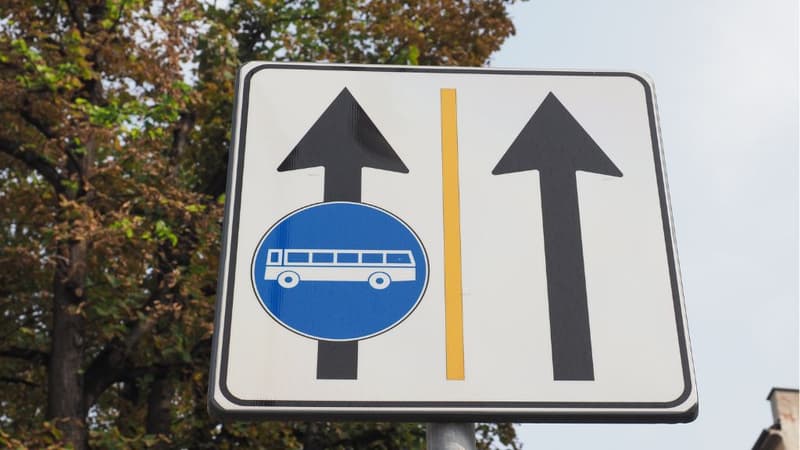 Dojazd na Lotnisko Chopina - samochód czy komunikacja miejska?